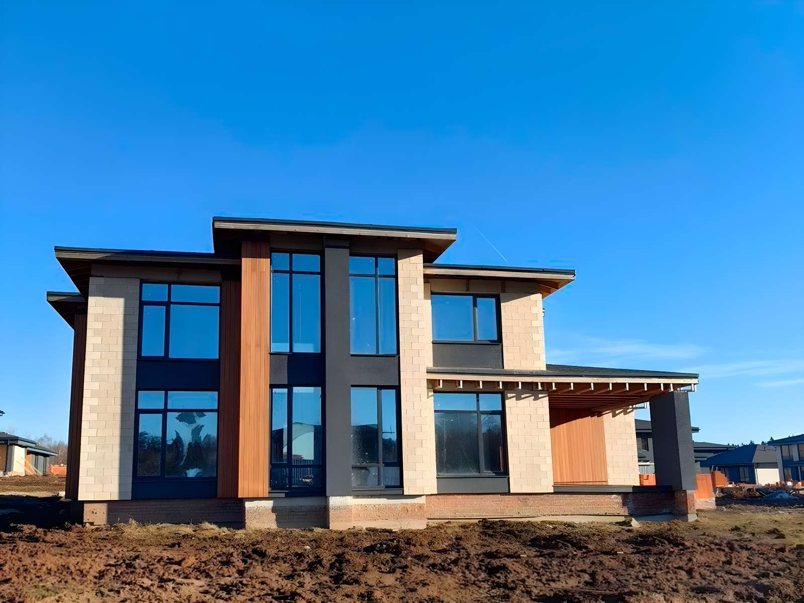 Двухэтажный дом из теплоблока площадью 305 м2 Двухэтажный дом из теплоблока площадью 305 м2 — Фото №1