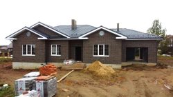 Одноэтажный дом из газобетонных блоков площадью 180 м2 — Фото №1