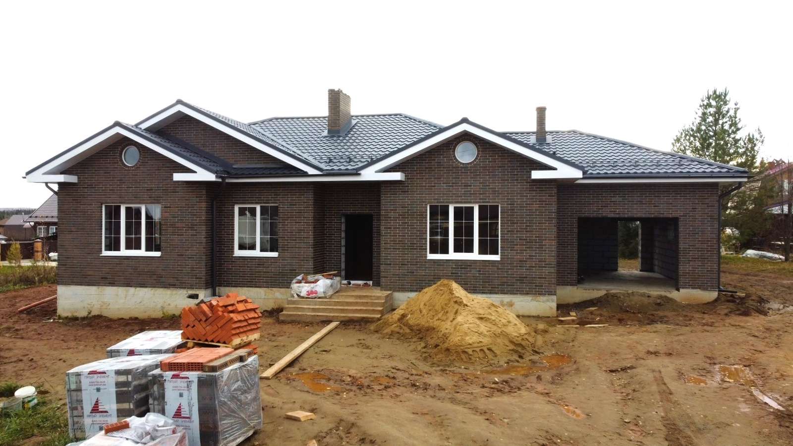 Одноэтажный дом из газобетонных блоков площадью 180 м2 Одноэтажный дом из газобетонных блоков площадью 180 м2 — Фото №1